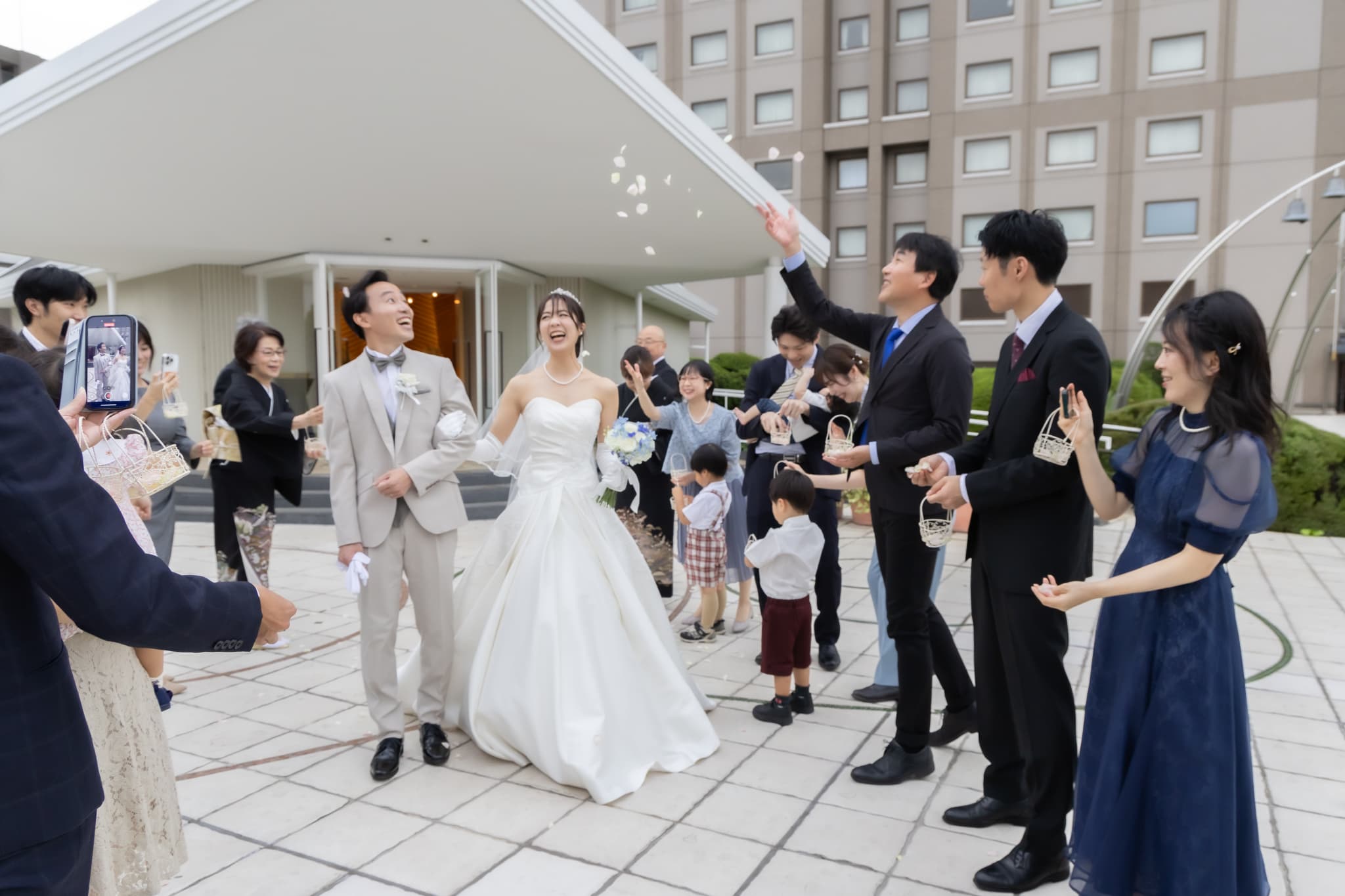 祝福の中で歩き出す、おふたりの新しい一歩